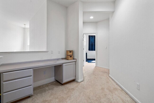 Building Photo - 4 Bedroom 3 Bathroom Available Now