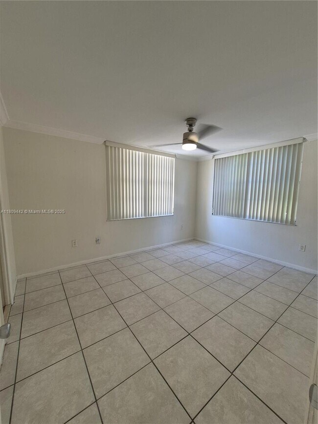 Building Photo - 9320 Fontainebleau Blvd