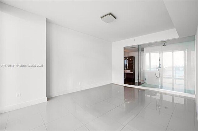 Building Photo - 2020 N Bayshore Dr