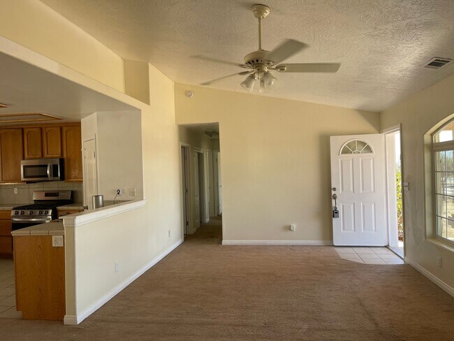 Building Photo - Bright Single-Story 4BR in Apple Valley — ...