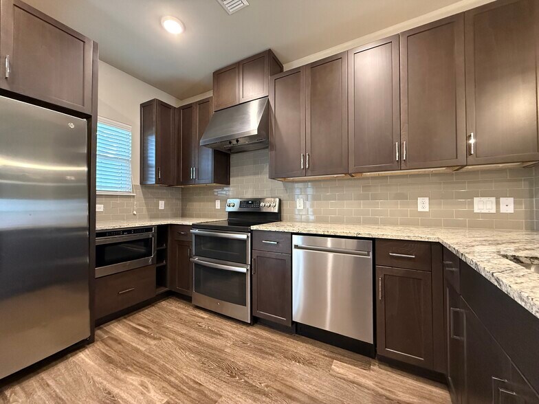 Building Photo - 3144 Gorge Way