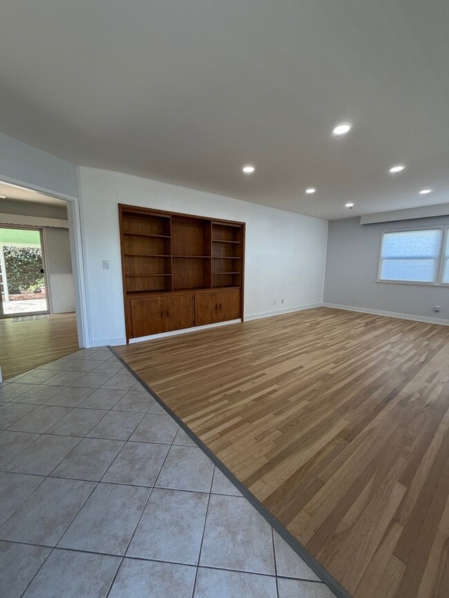 Building Photo - Beautiful single-family home in lovely Southeast Anaheim