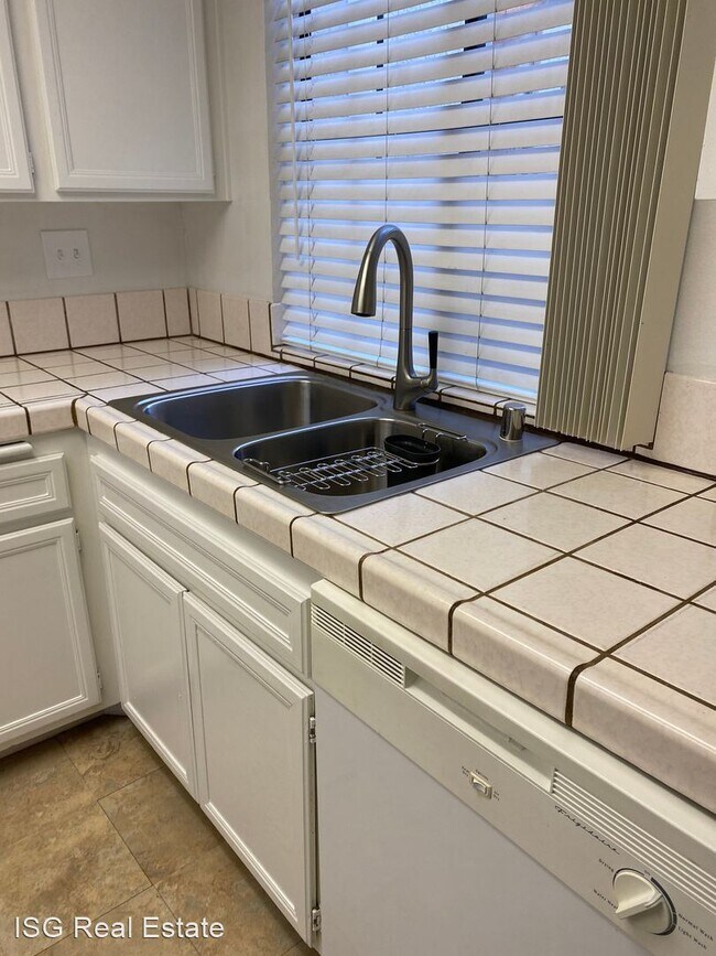Building Photo - 3 br, 2.5 bath House - 1537 Apache Dr. Unit D