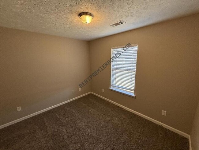 Building Photo - 2805 Southfork Dr