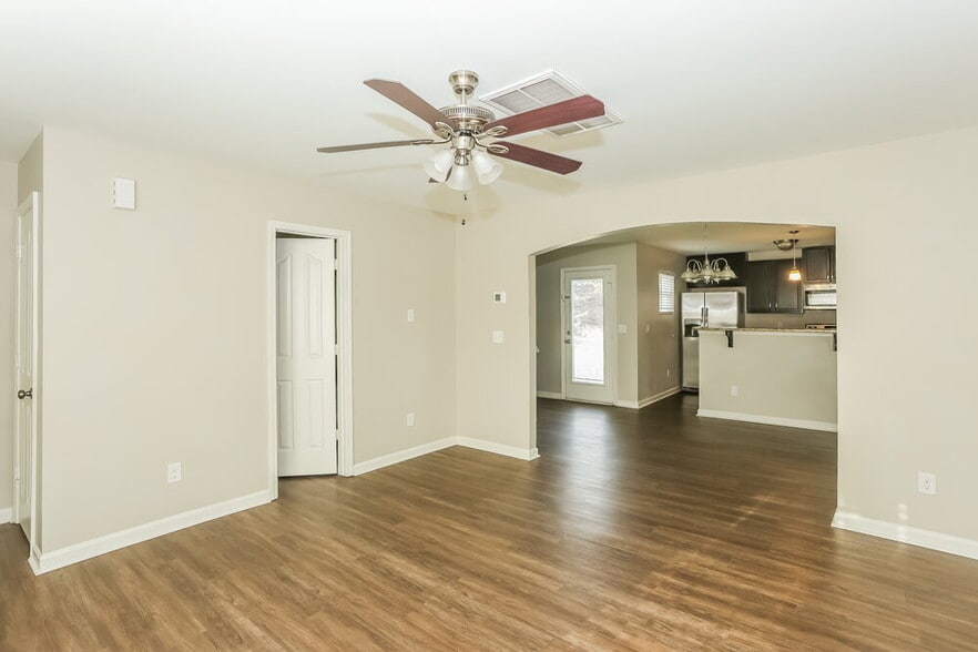 Building Photo - 128 Ashmore Dr