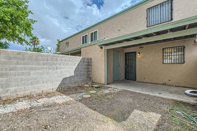 Building Photo - 5957 Vegas Dr