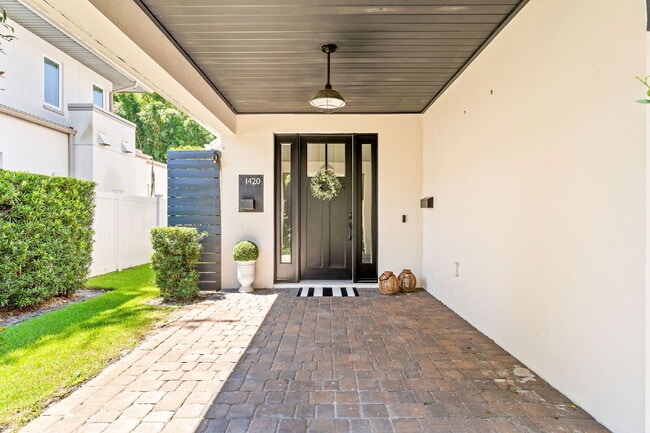 Building Photo - Experience Elegance and Comfort: Spacious ...