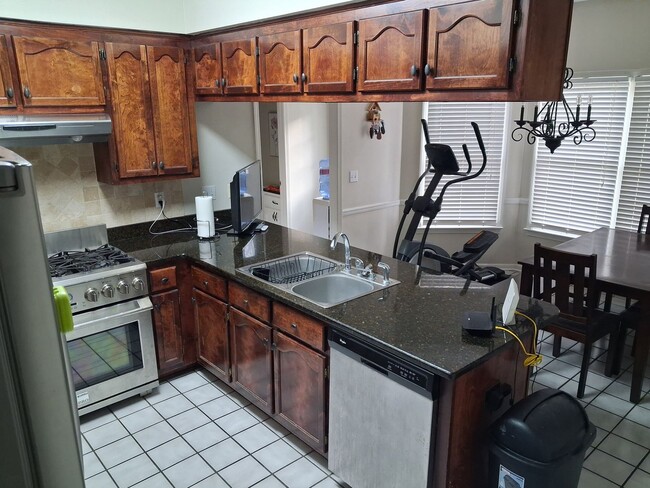 Building Photo - Spacious 4 bedroom 3.5 bath Home in Mallard Creek