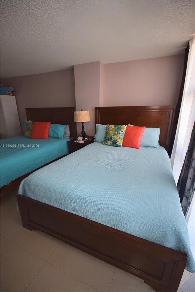 Building Photo - 800 Parkview Dr