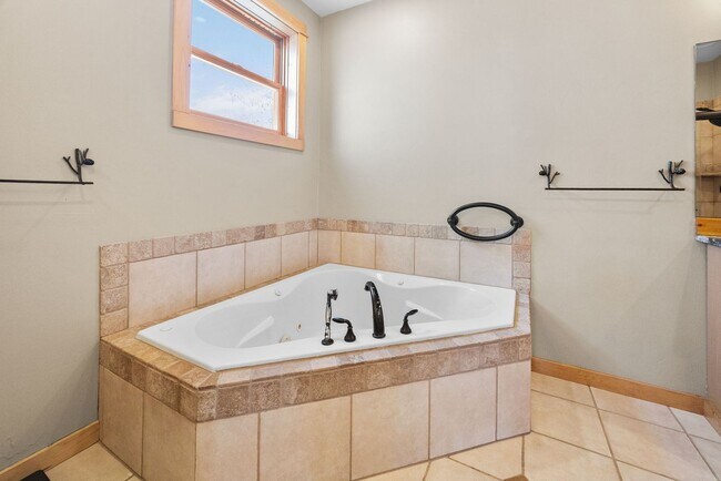 Building Photo - Spacious 6-bedroom, 4.5-bathroom home is i...
