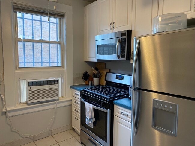 Building Photo - 1849 N Lincoln Ave