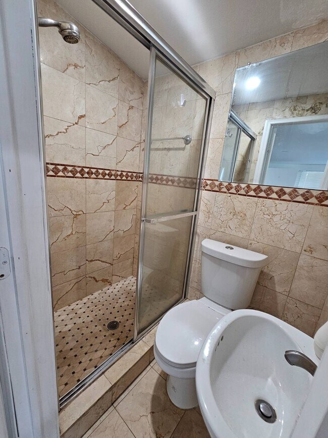 Building Photo - 300 SW 38th Ct