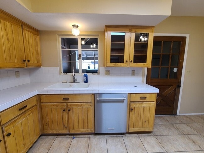 Building Photo - Beautiful 3bedroom 2 bathroom