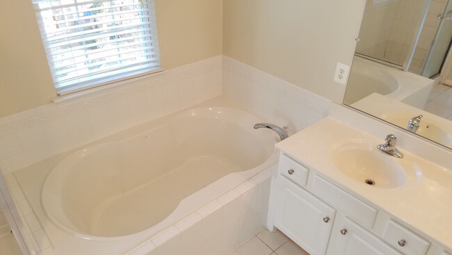 Building Photo - 3 Level *END UNIT* townhouse in Frederick ...