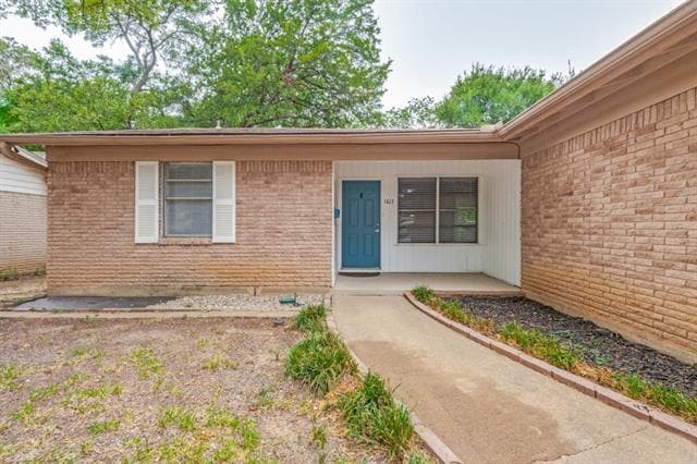 Building Photo - 1817 Oakhurst Dr