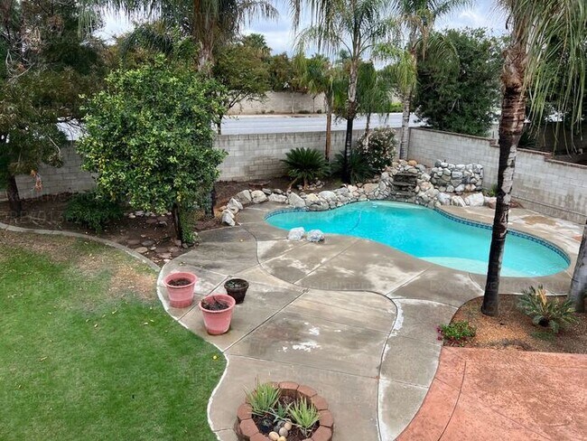 Building Photo - Stunning 4-bedroom, 3 bathroom home located in the westside of Bakersfield this spacious house of...