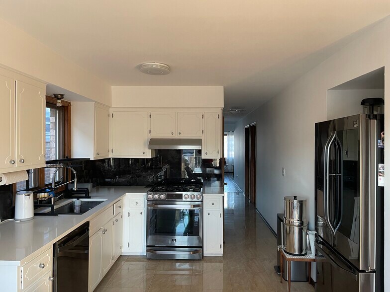 Building Photo - 6013 W Gunnison St