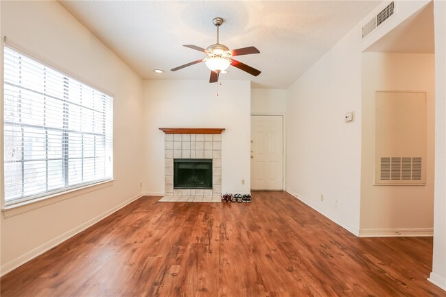 Building Photo - Apartment for Rent