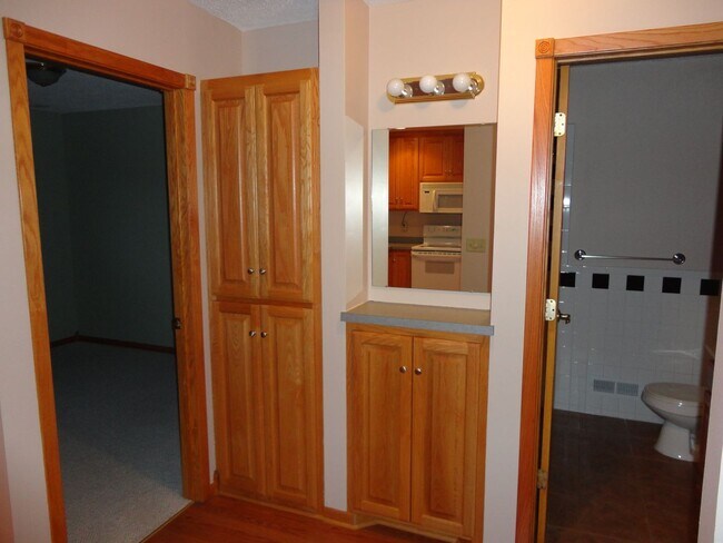 Building Photo - 3 bedroom 2 bath Town House