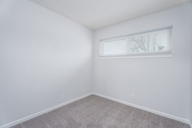 Building Photo - 6037 N Haven Dr