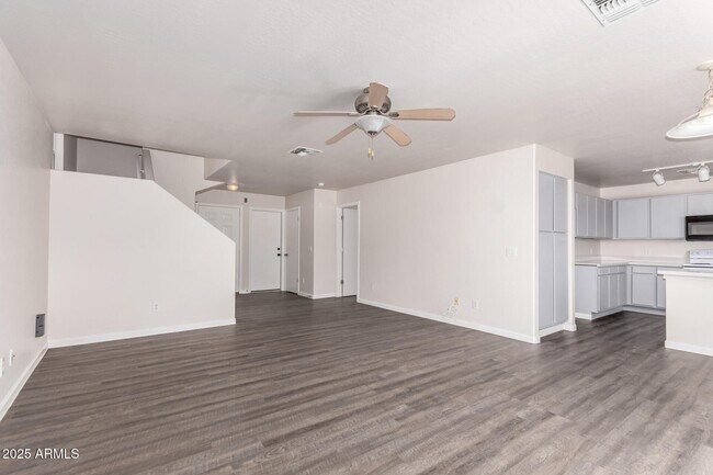 Building Photo - 11529 W Paradise Dr