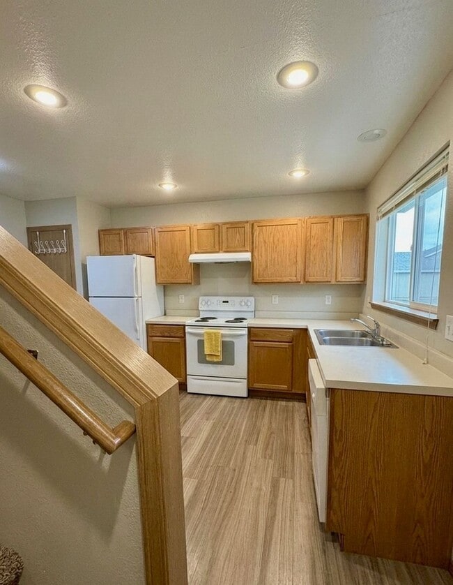 Building Photo - Duplex Available in Central MHK!