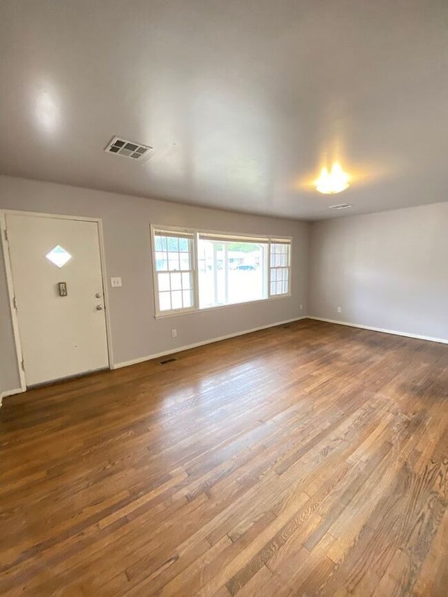 Building Photo - Cute 2 Bed 1 Bath in The Village
