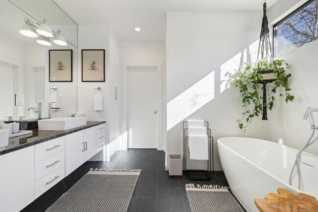 Building Photo - 1304 Comal St