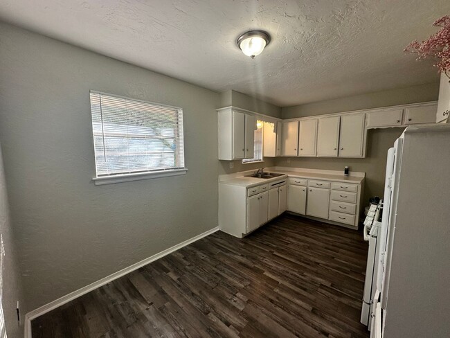 Building Photo - 3-bedroom / 1-bath Cozy Home Available in ...