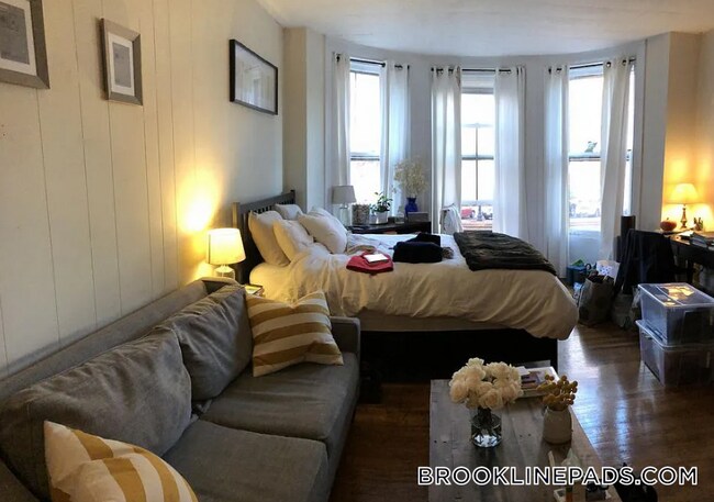 Building Photo - 1063 Beacon St