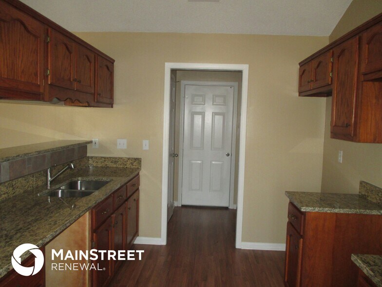 Building Photo - 1688 Sarah Ann Dr W