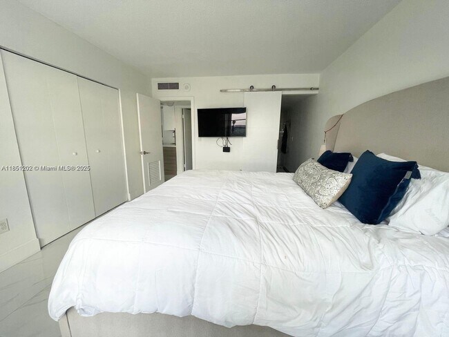 Building Photo - 11111 Biscayne Blvd