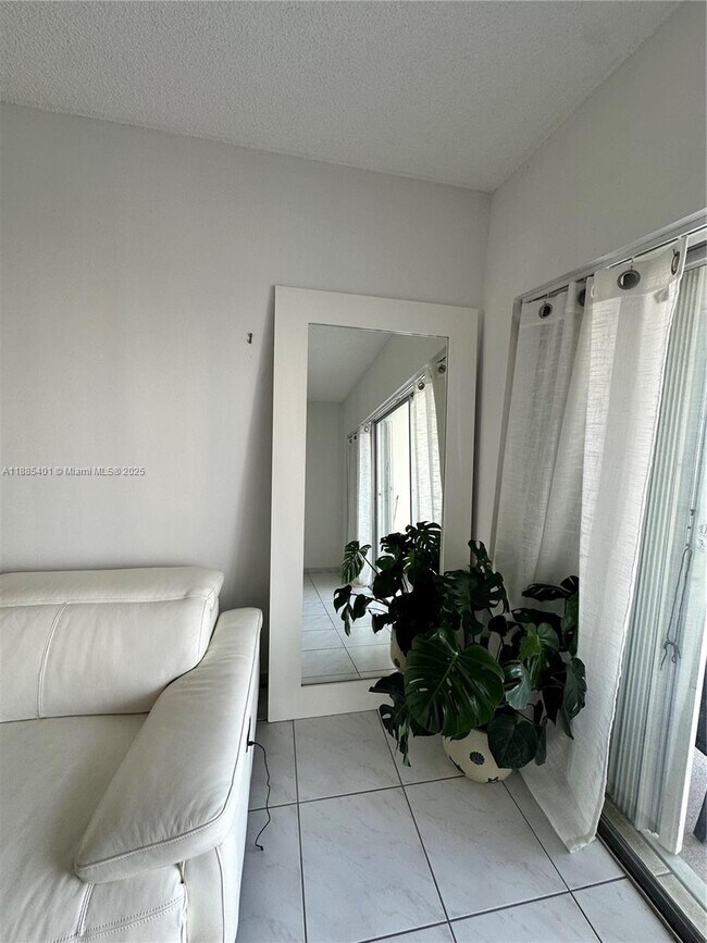 Building Photo - 300 Bayview Dr