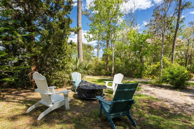 Building Photo - 211 Lewis Dr