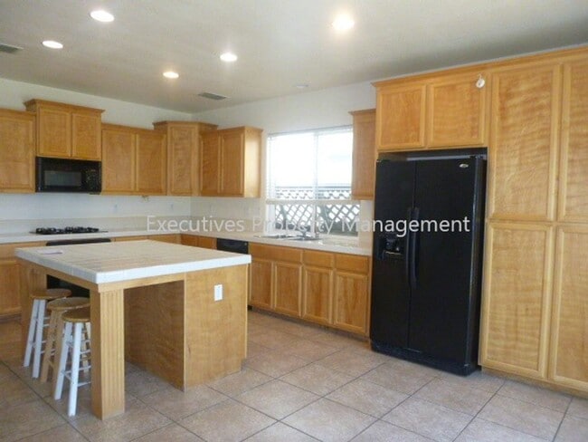 Building Photo - 717 Round Hill Dr