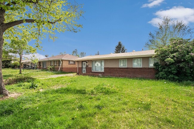 Building Photo - Beautifully remodelled 4 Bedroom home - Sh...