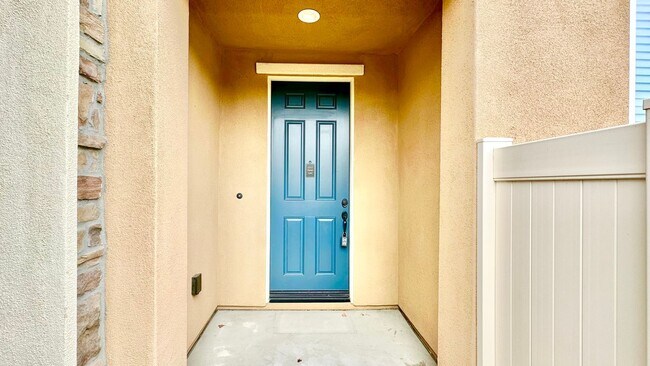 Building Photo - Beautiful, Stand Alone Condo in Resort-lik...