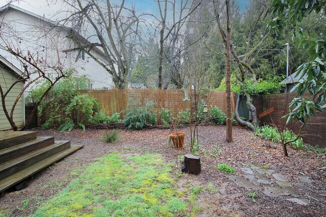 Building Photo - 5325 N Fessenden St