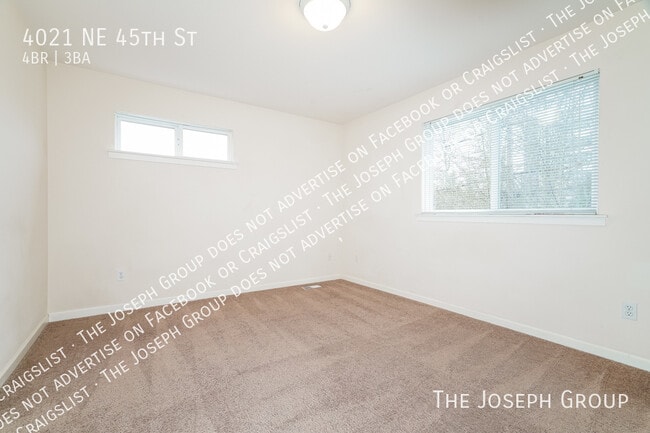 Building Photo - 4021 NE 45th St