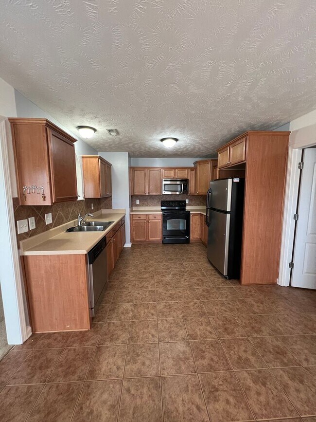 Building Photo - 4 Bed 2 Bath Raeford Home with Fenced Backyard