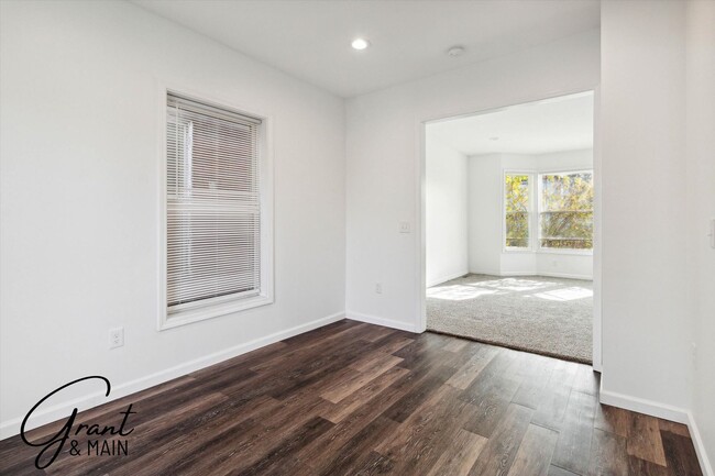 Building Photo - $1,450 - 3 Bed / 1 Bath Newly Renovated Ho...