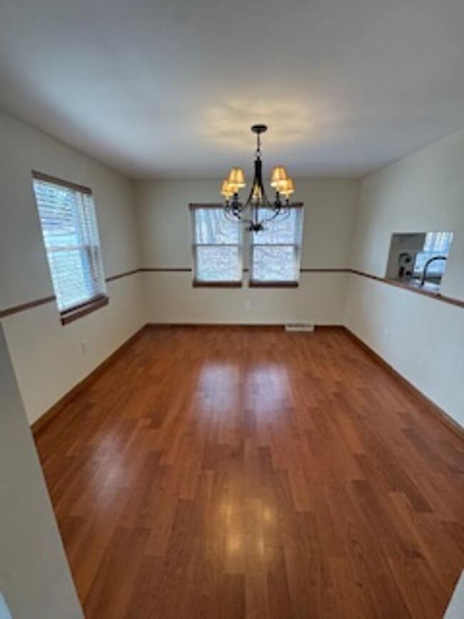 Building Photo - Charming 2BD/1BA Townhome in Burlington’s New North End