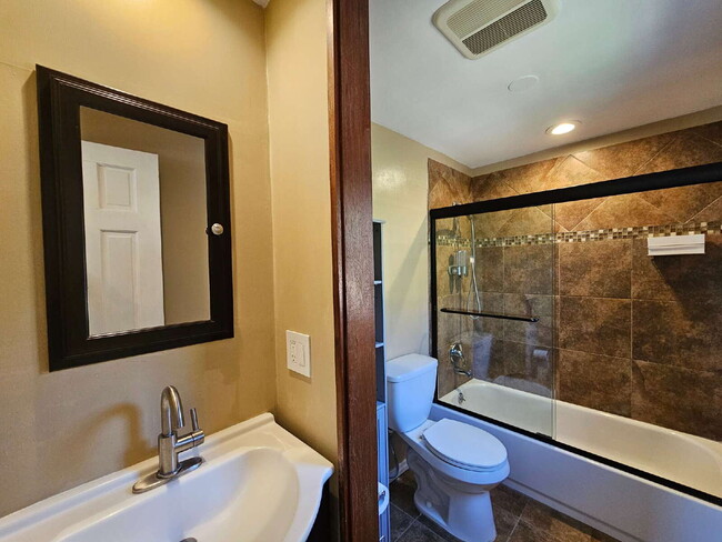 Building Photo - Charming 2-Bedroom Home with Spacious Back...