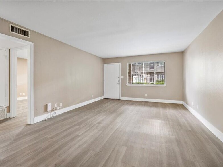 Living Room - 2303 East Side Dr