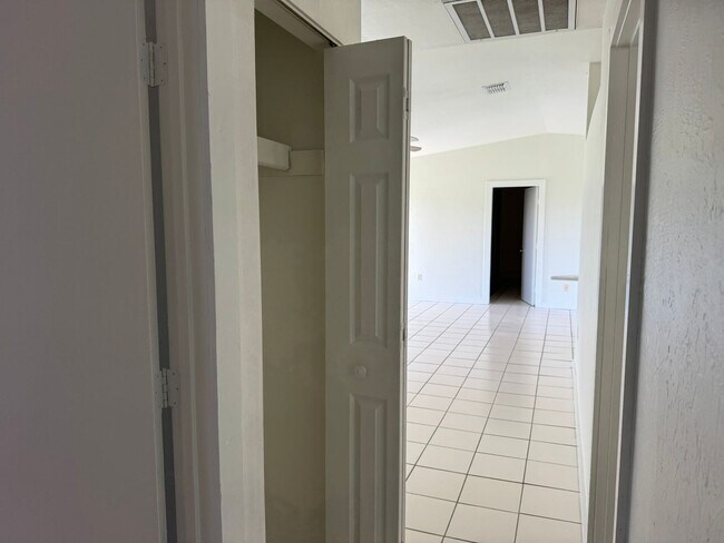 Building Photo - 3/2 Single Family Home in Lehigh Acres for...