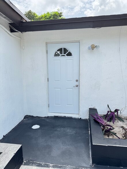 Building Photo - 414 N 60th Way