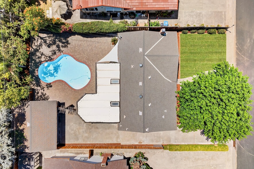 Building Photo - 2130 Roenoke Way