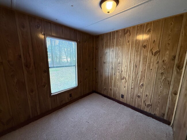 Building Photo - 2 bedroom, 1 bath Mobile Home