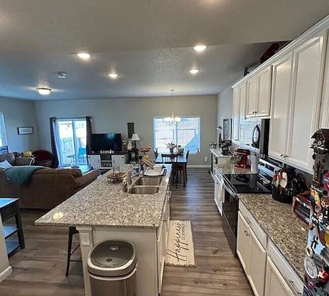 Building Photo - 3 Bed | 2.5 Bath | A/C | Fenced Yard | Near Military Bases