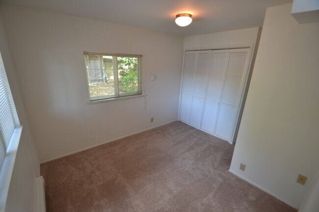 Building Photo - 13702 Densmore Ave N